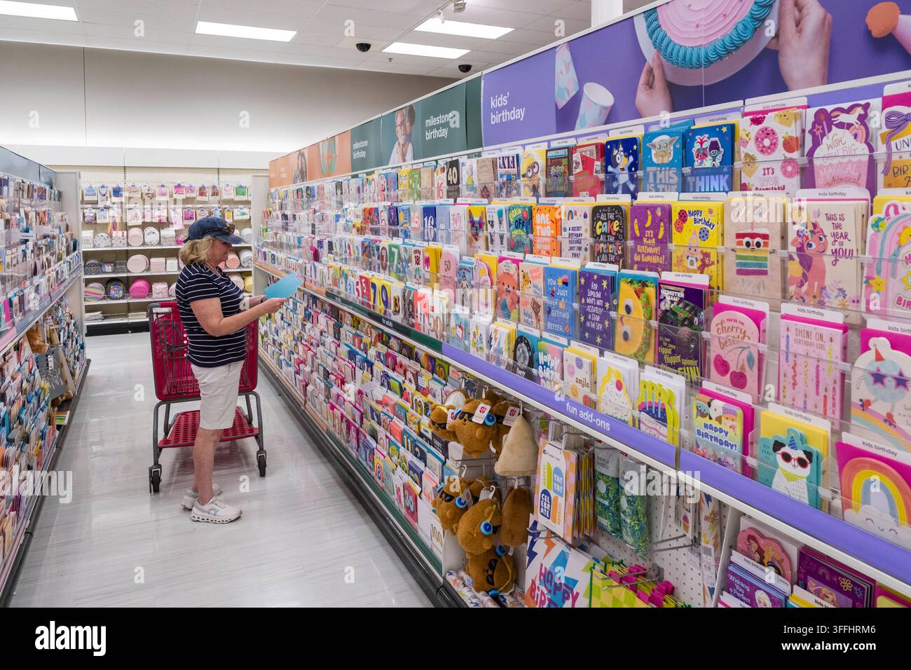 Explorez un magasin Target typique à Napa, en Californie, proposant une large gamme de cartes de vœux, de cadeaux et d'articles saisonniers. Une acheteuse br Banque D'Images