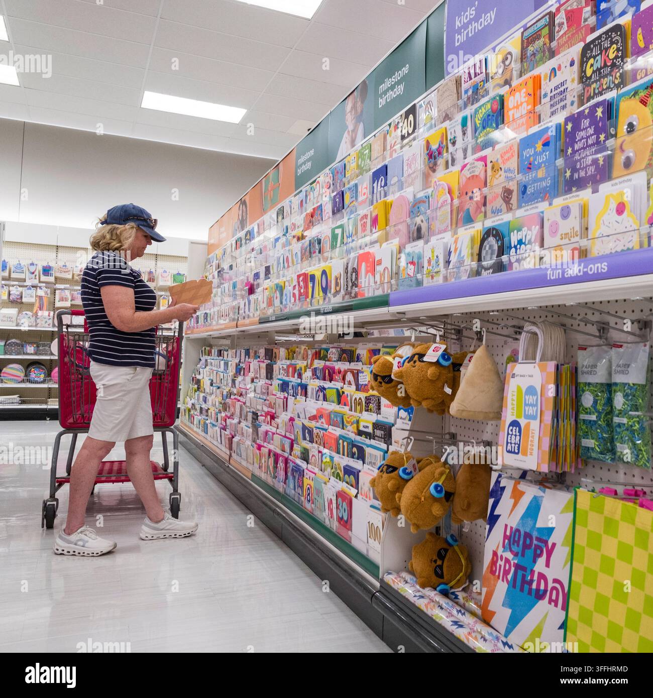 Grand magasin Target à Napa, en Californie, proposant une large gamme de cartes d'anniversaire, de cadeaux et de peluches. Les clients peuvent parcourir des allées organisées remplies Banque D'Images