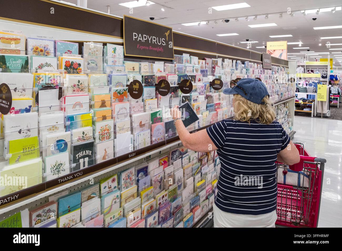 À l'intérieur du magasin Target de Napa, en Californie, un client parcourt une large sélection de cartes de vœux. Les cartes Papyrus sont bien mises en valeur. Banque D'Images