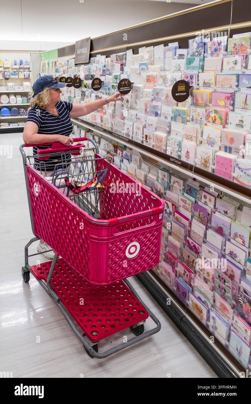 Explorez la vaste section de cartes de vœux au magasin Target de Napa, en Californie. Une cliente choisit soigneusement parmi une vitrine vibrante Banque D'Images
