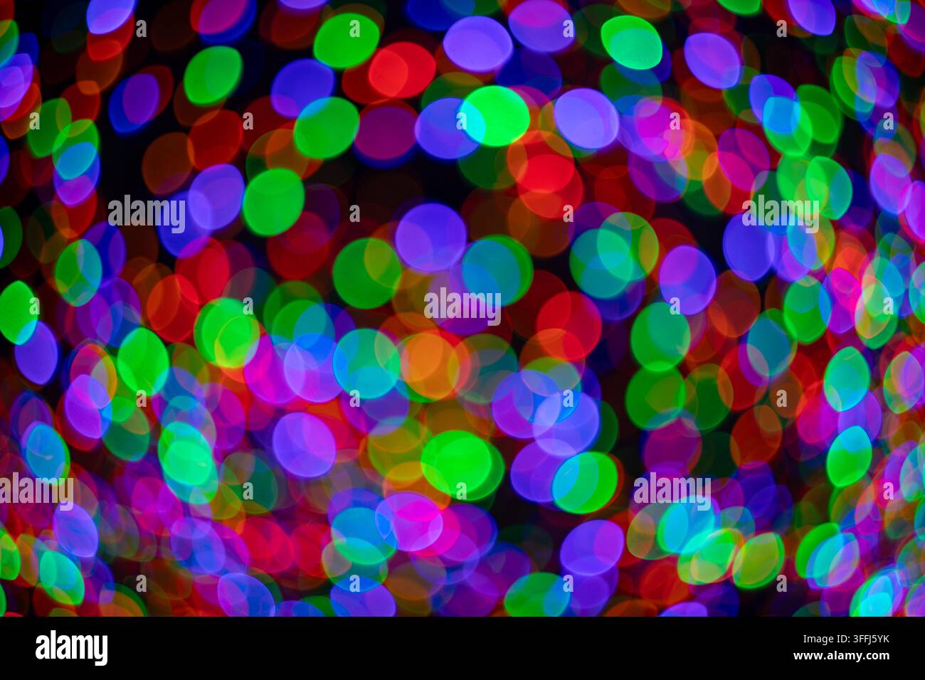 Éclat de lumières brillantes et floues aux teintes arc-en-ciel Banque D'Images
