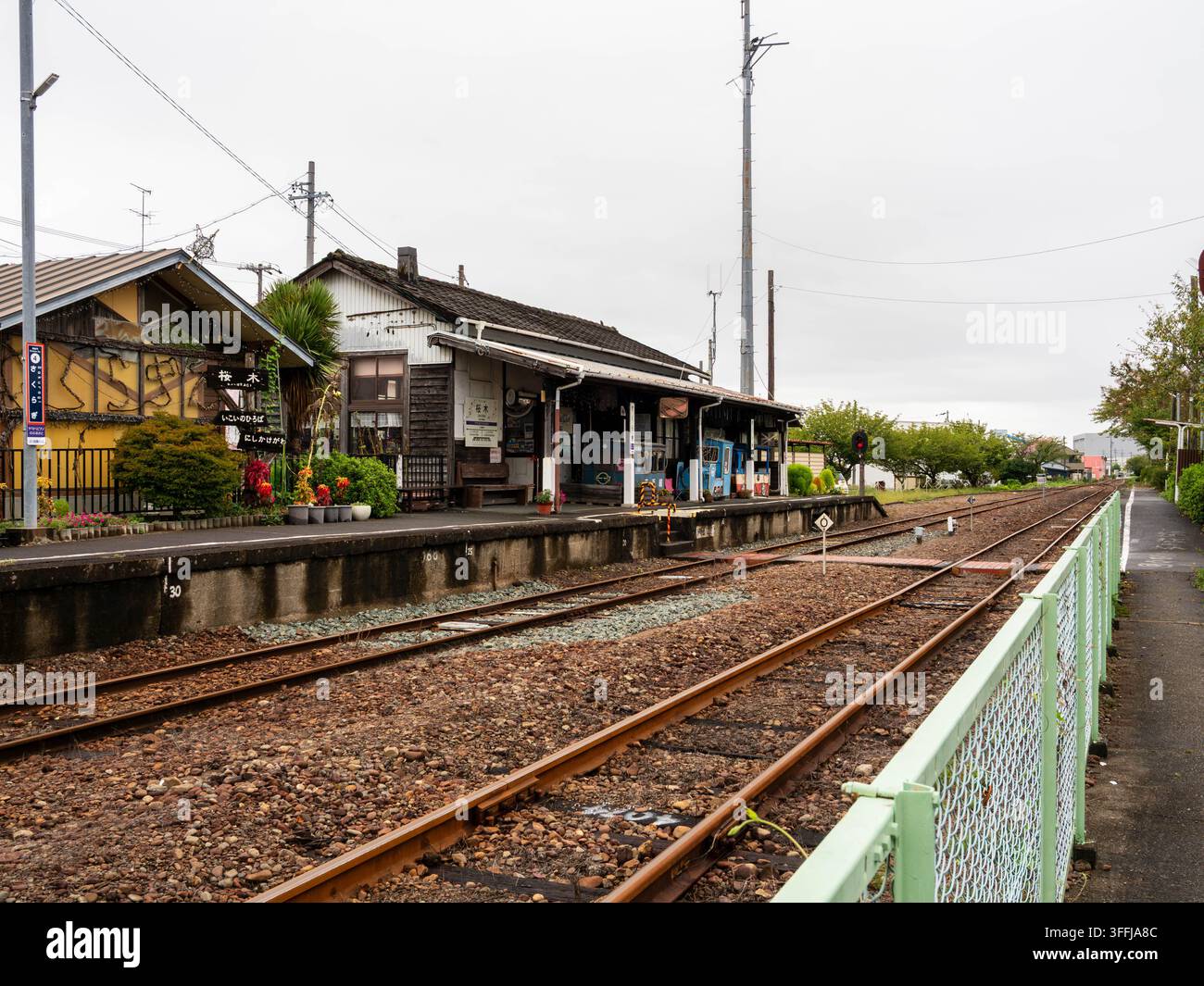 Entrée sud de la gare de Sakuragi sur le chemin de fer Tenryu Hamanako à Kakegawa, Shizuoka, Japon, le 7 septembre 2026 Banque D'Images