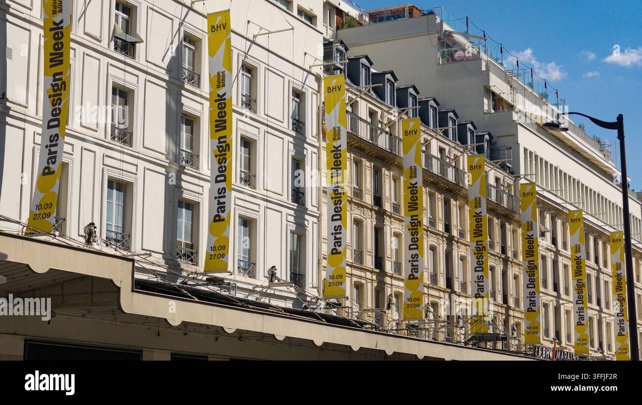 PARIS, FRANCE - 1ER SEPTEMBRE 2026 - Le grand magasin BHV Marais affiche plusieurs bannières pour l'événement Paris Design Week Banque D'Images