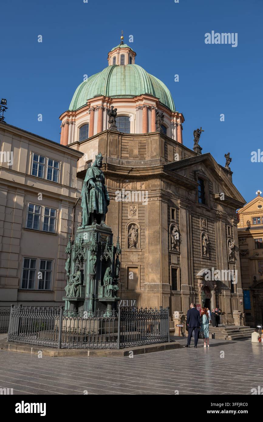 Église Saint-François d'Assise et statue de Charles IV sur la place des Chevaliers de la Croix dans la ville de Prague, République tchèque. Banque D'Images