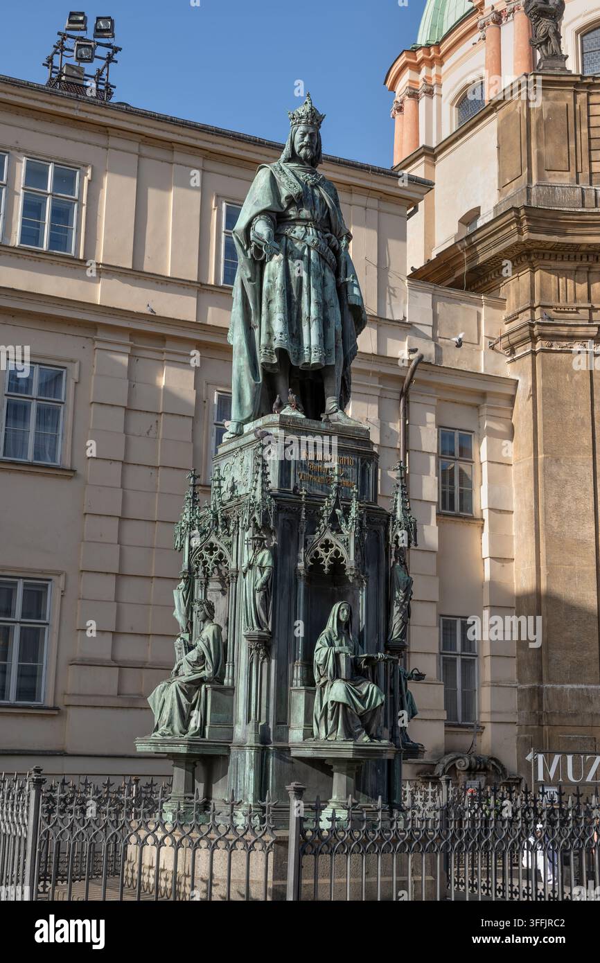 Statue de Charles IV sur la place des Chevaliers de la Croix dans la ville de Prague, République tchèque. Monument néo-gothique avec statue en bronze du roi tchèque Charles IV an Banque D'Images