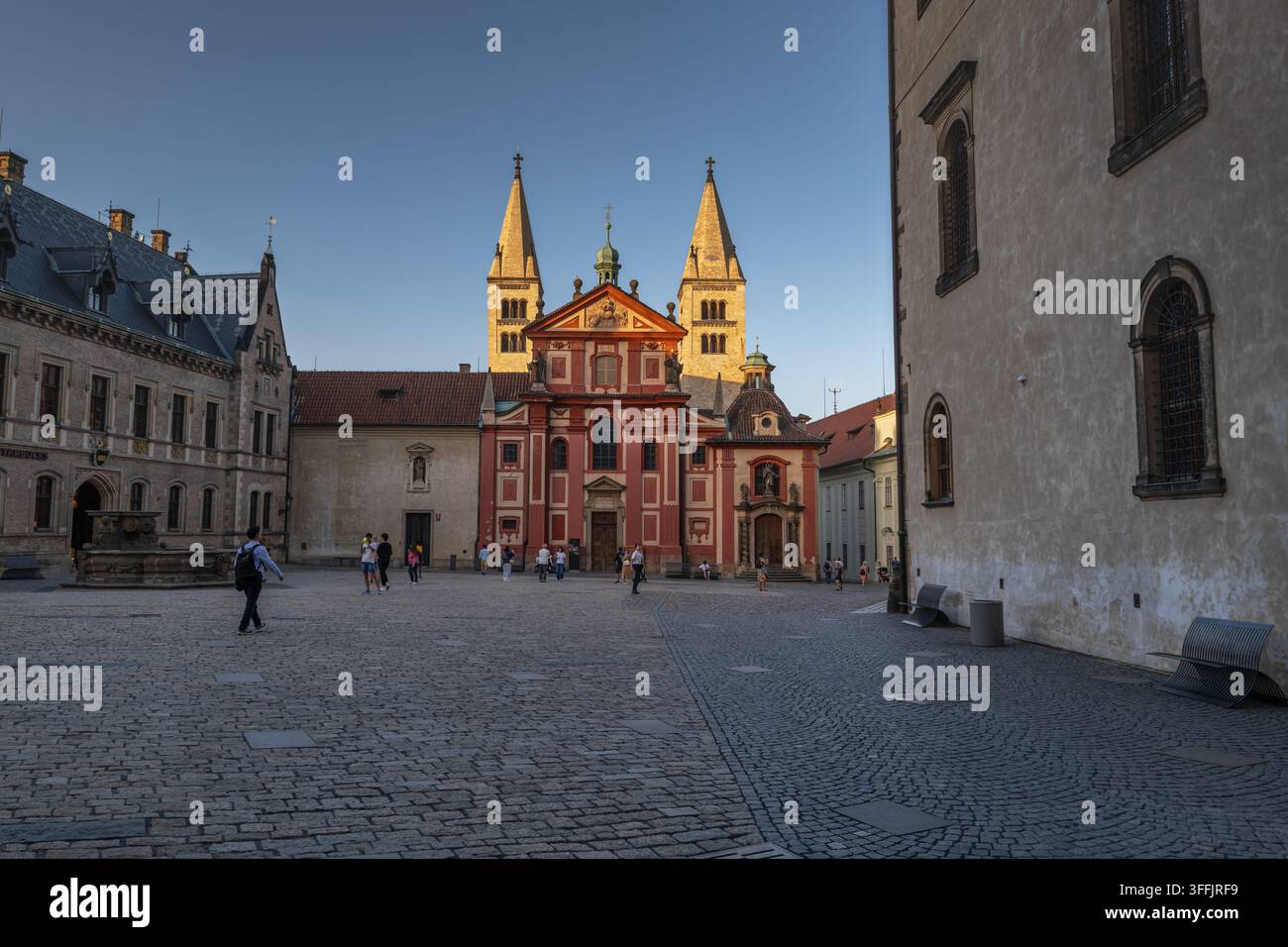 Basilique et place Saint-Georges dans la ville de Prague, République tchèque. Basilique située dans le château de Prague, fondée par Vratislaus Ier de Bohême en 920, roman Banque D'Images