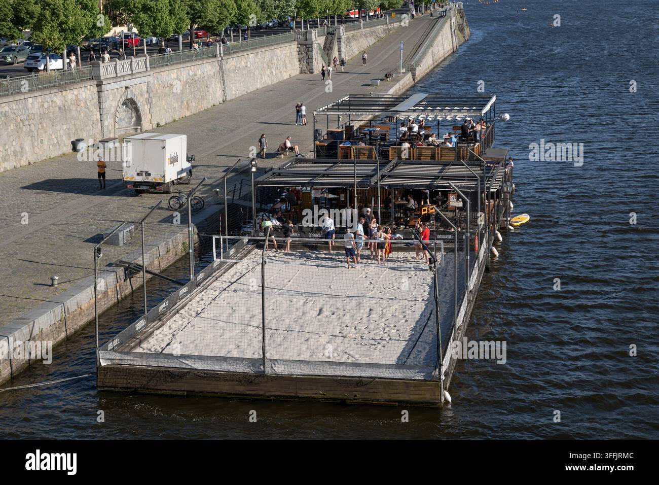 Bar de plage Kayak avec terrain de beach-volley flottant sur la Vltava dans la ville de Prague, République tchèque. Banque D'Images