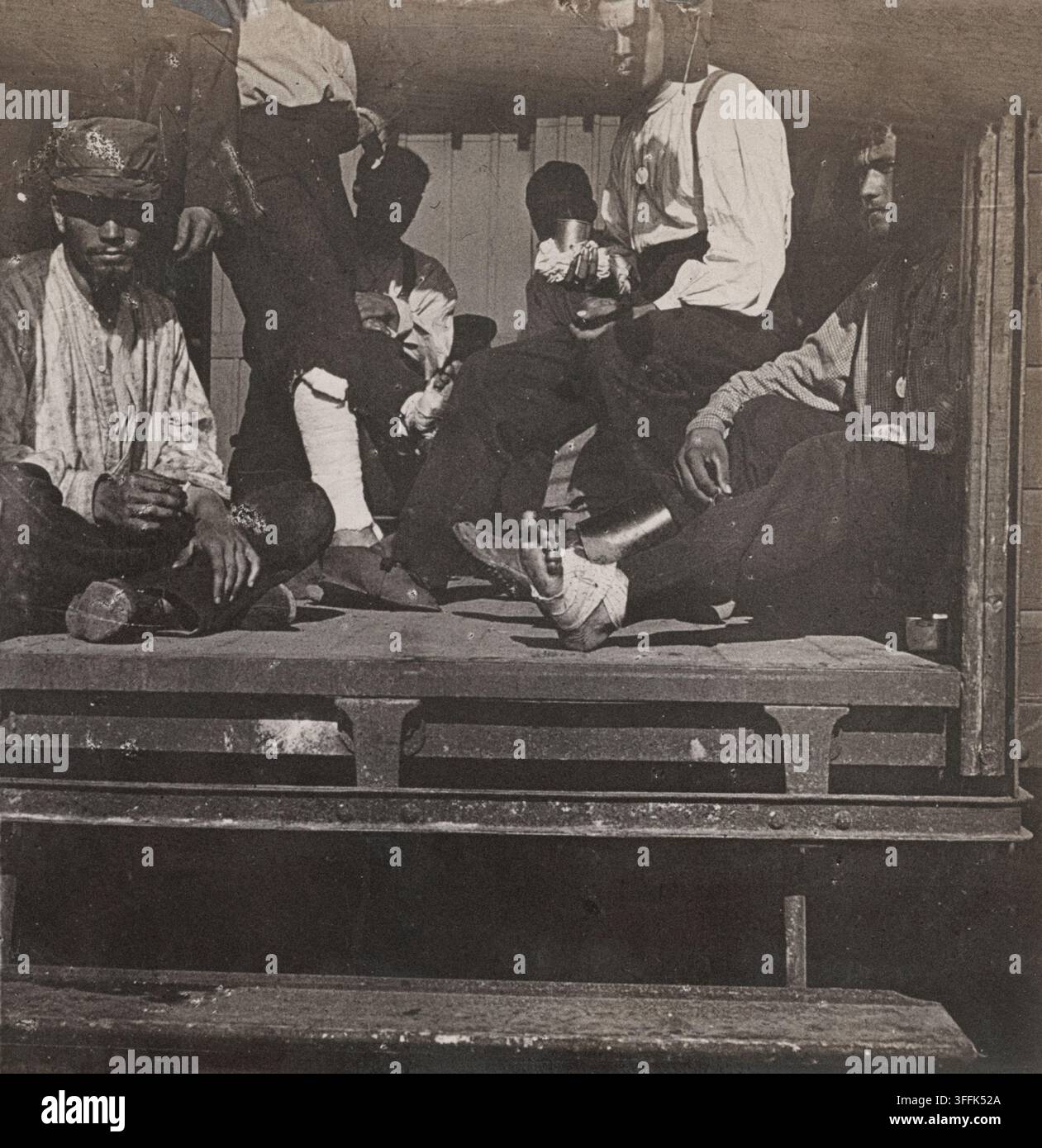 Soldats français blessés (Poilus) sur le chemin de fer retournant à Paris. 1917 Banque D'Images