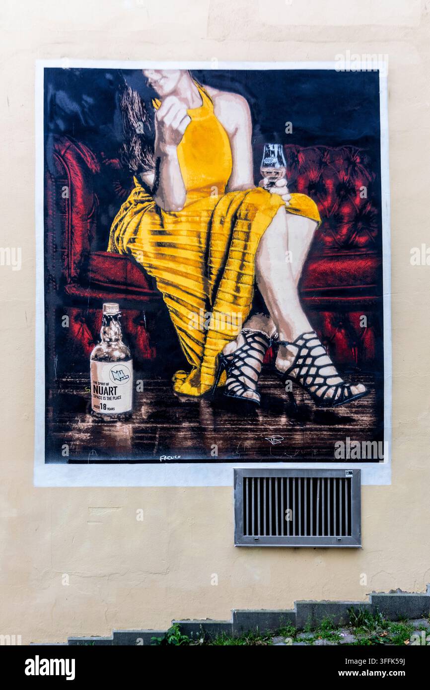 Une peinture d'art de rue Nuart représentant une femme en robe jaune sur la Lars Hertervigs gate, Stavanger, Norvège. Banque D'Images