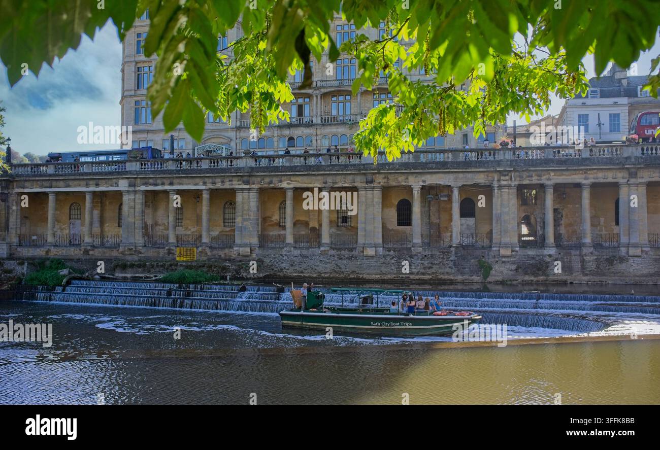 Ville de Bath : Bateau des Bath City Boat Trips à Pulteney Weir avec la Grand Parade en arrière-plan Banque D'Images