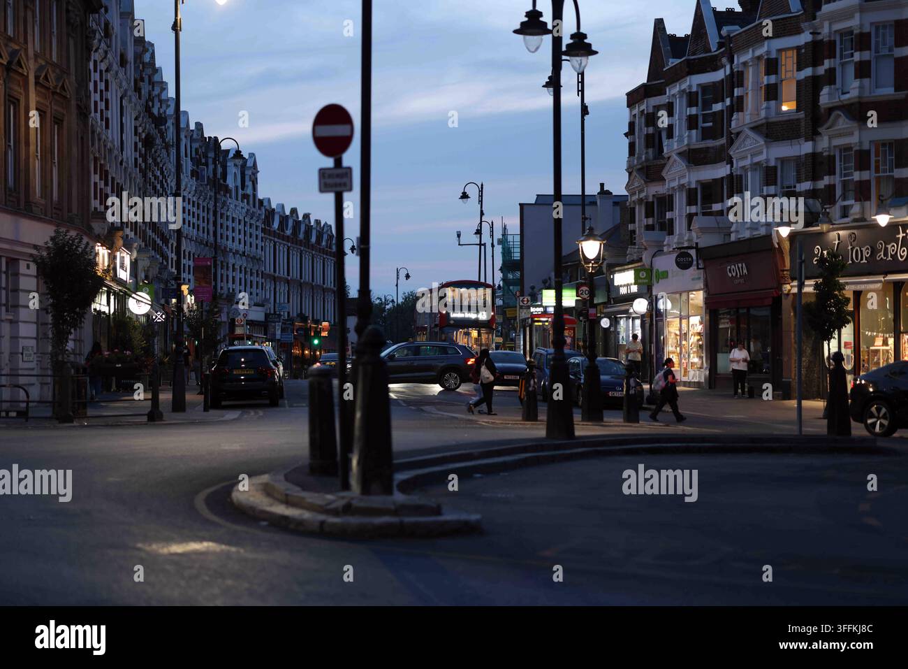 Trajet urbain en soirée et vie urbaine. Banque D'Images