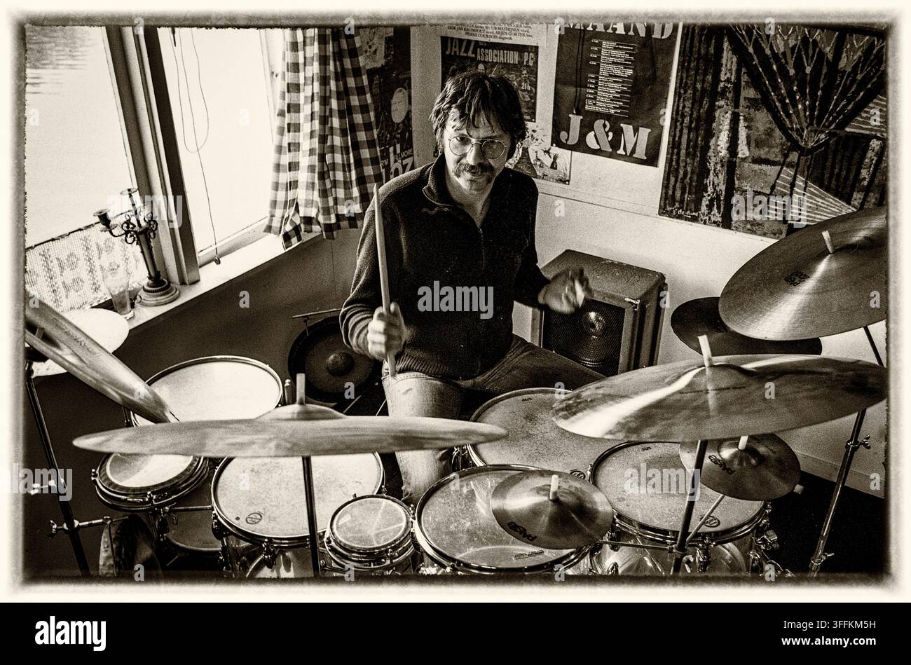 Pierre Courbois (1940), batteur et chef d'orchestre de jazz néerlandais. Ici, il s'entraîne sur sa péniche en juin 1977. Banque D'Images