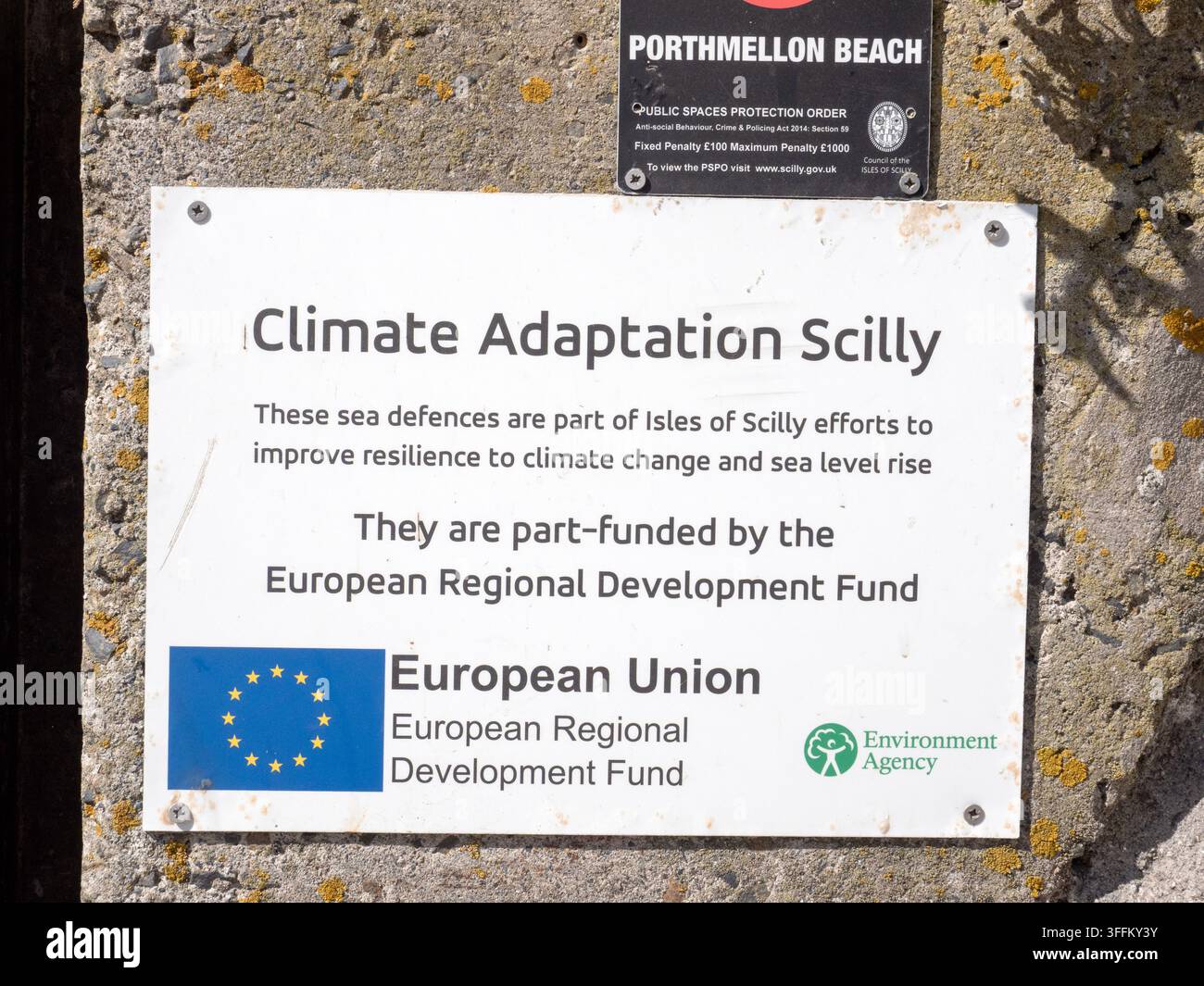 Un panneau sur l'adaptation au climat sur le mur de mer à Hugh Town, St Mary's, îles Scilly, Royaume-Uni. Banque D'Images
