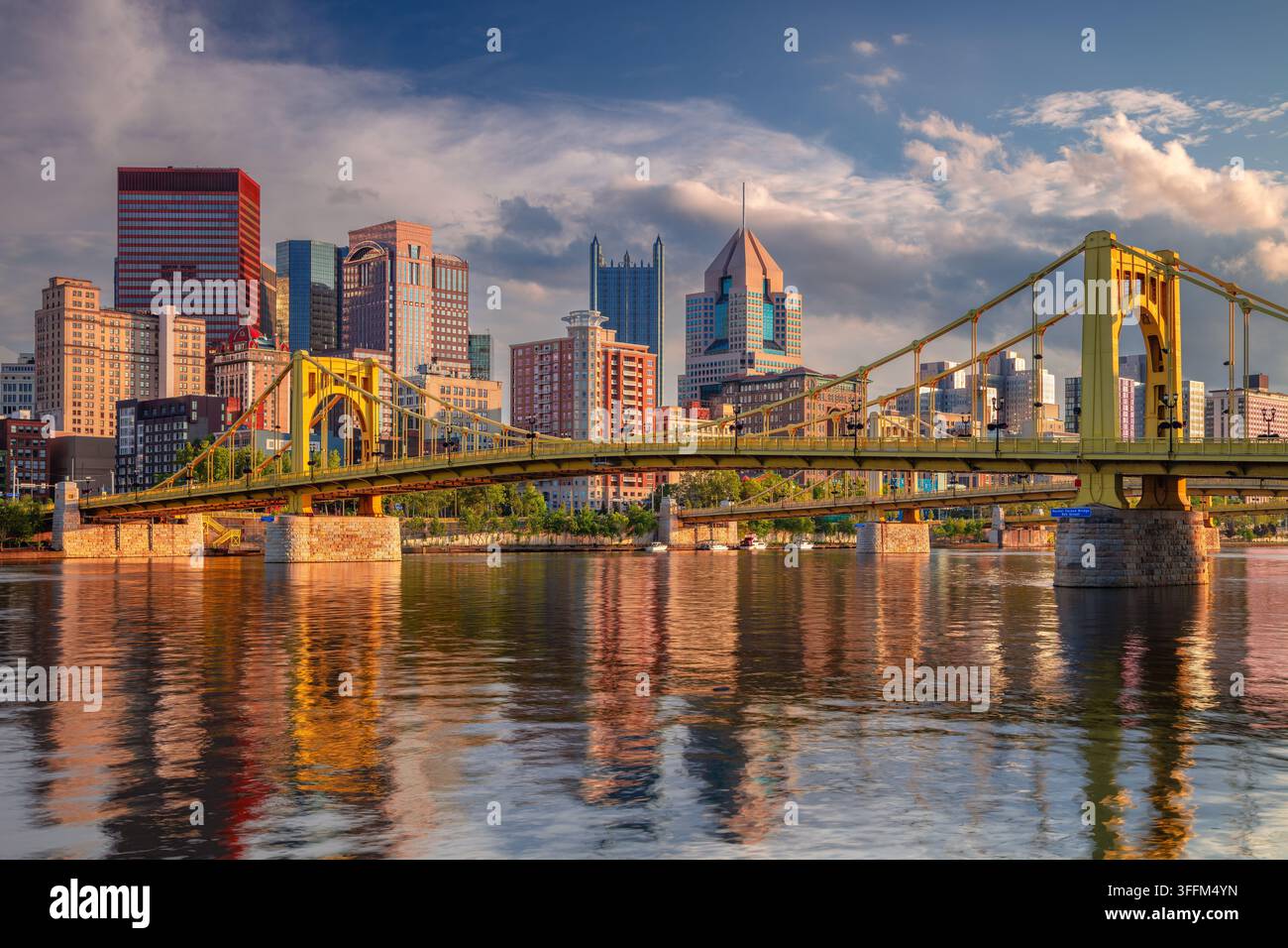 Pittsburgh, Pennsylvanie, États-Unis. Image de paysage urbain de Pittsburgh, Pennsylvanie, lors d'un magnifique coucher de soleil d'été. Banque D'Images