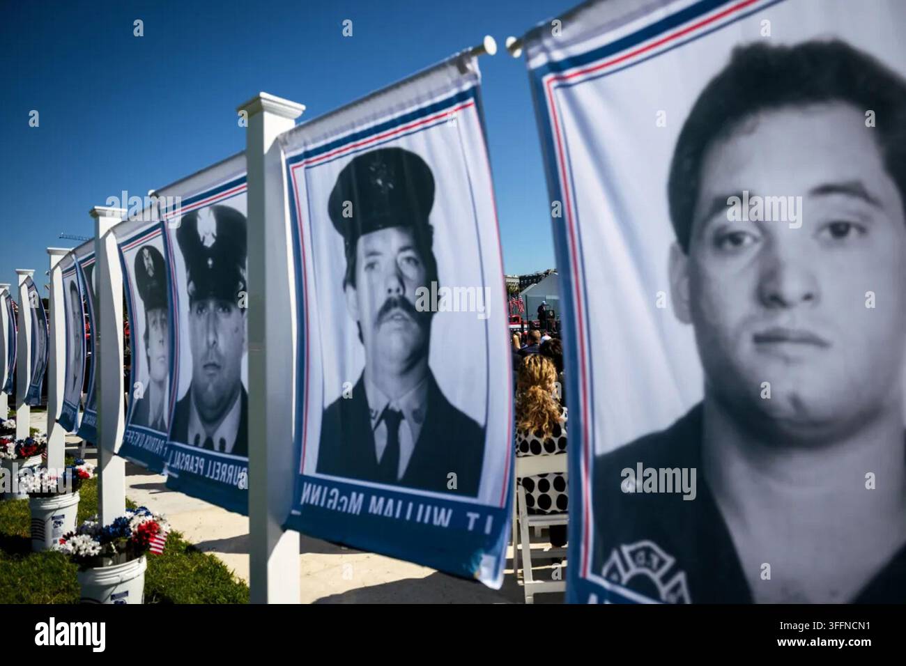 Des bannières portait honorant les pompiers et les autres premiers intervenants tués lors des attentats terroristes du 11 septembre sont exposées lors de l'événement Steel Across America commémorant le 25e anniversaire du 11/9 sur l'Ellipse à Washington, D.C., le 8 septembre 2026. Image avec l'aimable autorisation de la Maison Blanche. Banque D'Images