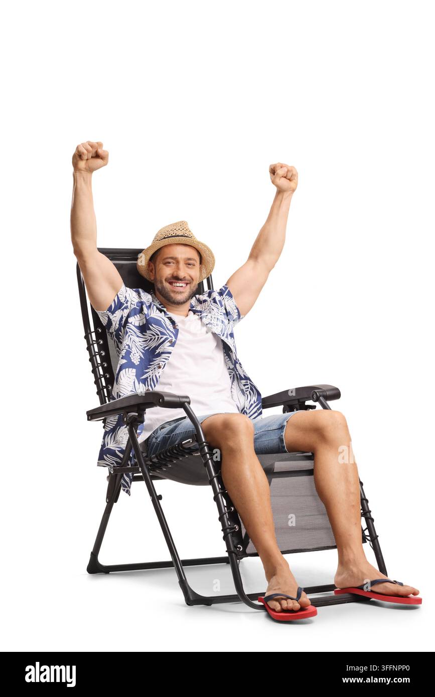 Homme heureux se détendant dans une chaise de plage les bras levés isolé sur fond blanc Banque D'Images