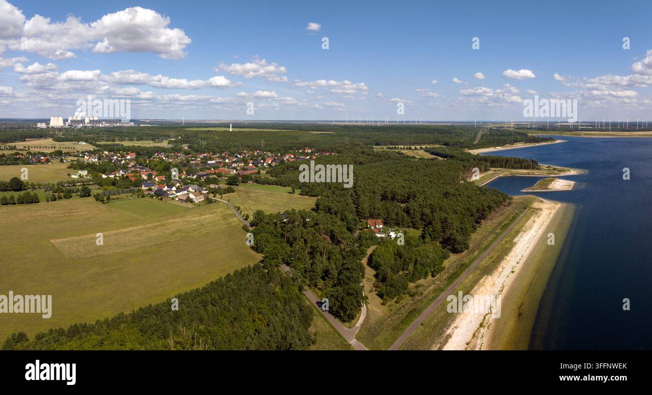 L'ancienne mine à ciel ouvert de charbon brun est aujourd'hui un lac, Neuendorf, Brandebourg, Allemagne Banque D'Images