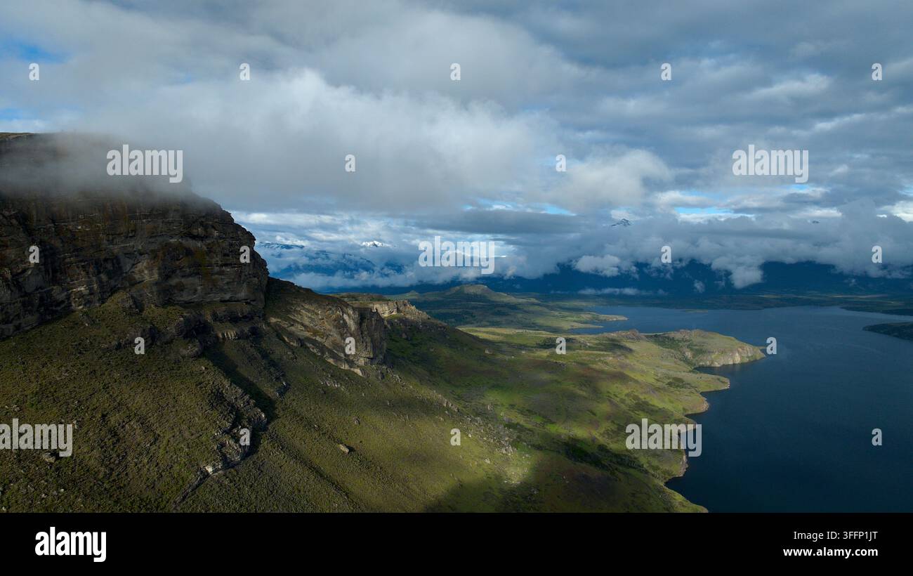 Prise de vue par drone du Cerro Benitez et du lac Sofia, près de Puerto Natales dans le sud du Chili. Banque D'Images