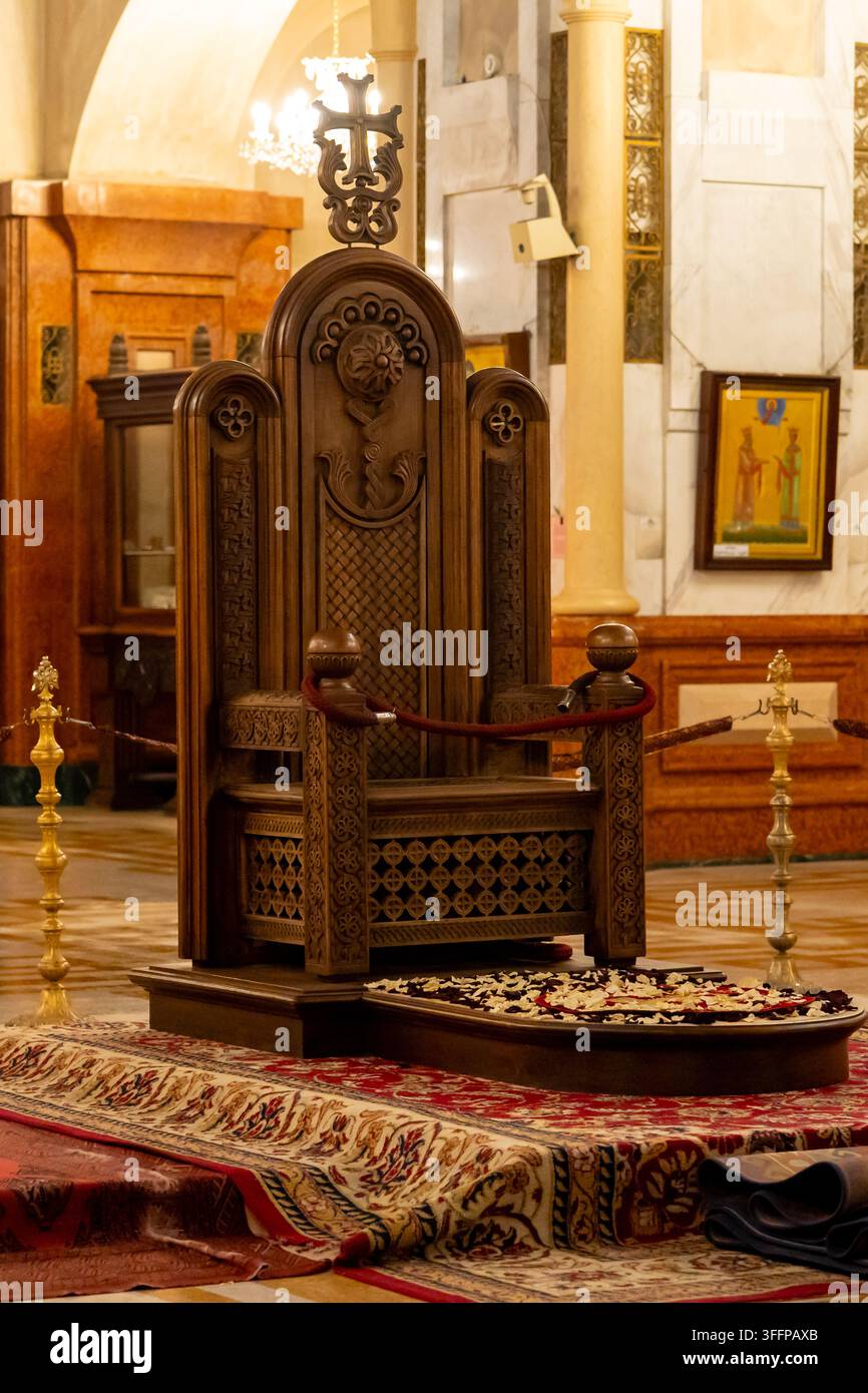 Un trône en bois richement décoré, présentant des sculptures détaillées et une croix proéminente, se dresse dans un cadre sacré d'église. Cathédrale de la Sainte Trinité, Sa Banque D'Images