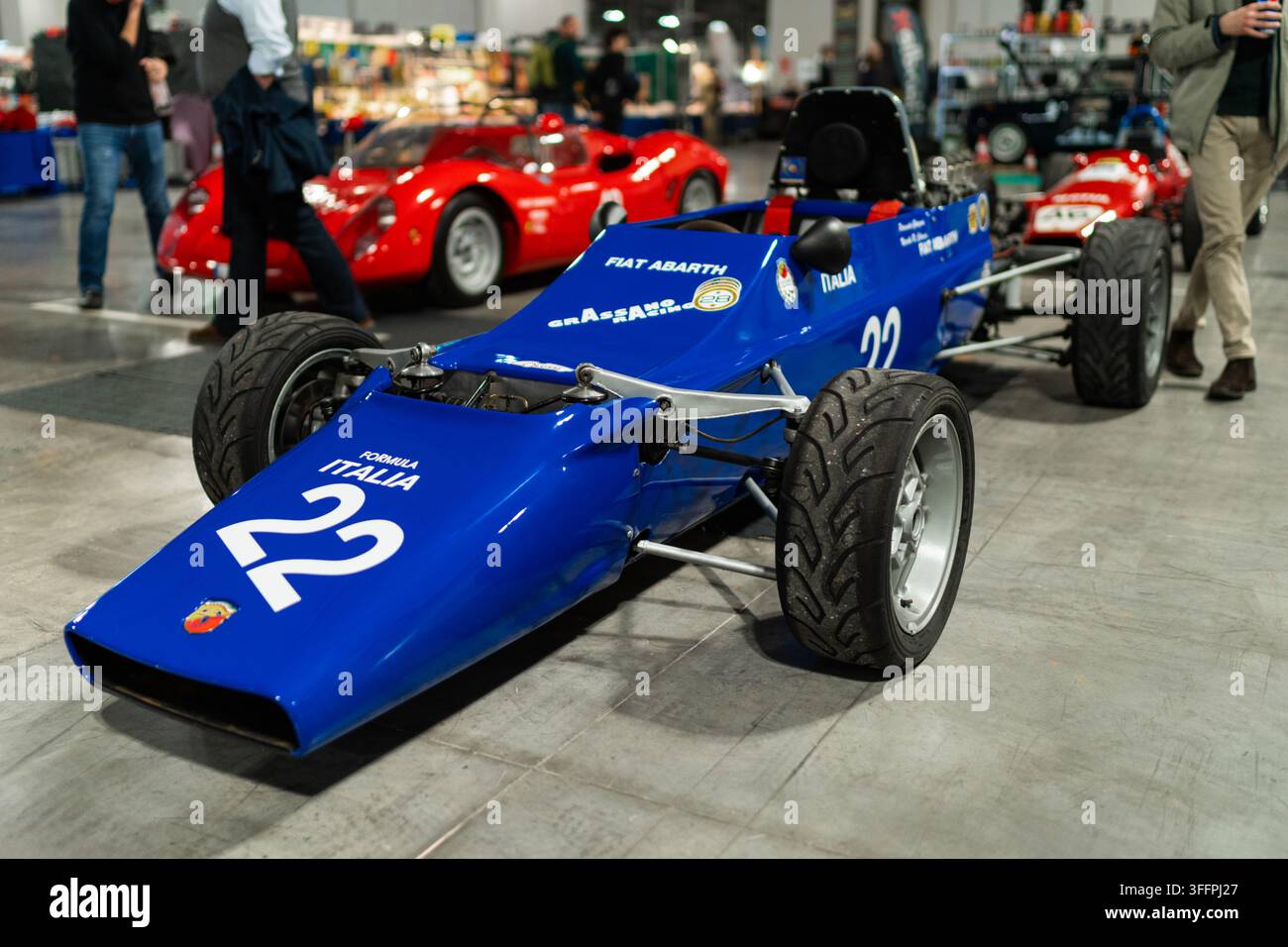 Milan, Italie - 12.11.2022 : Voiture de course classique bleue lors d'une exposition. Exposition Milano Autoclassica Banque D'Images