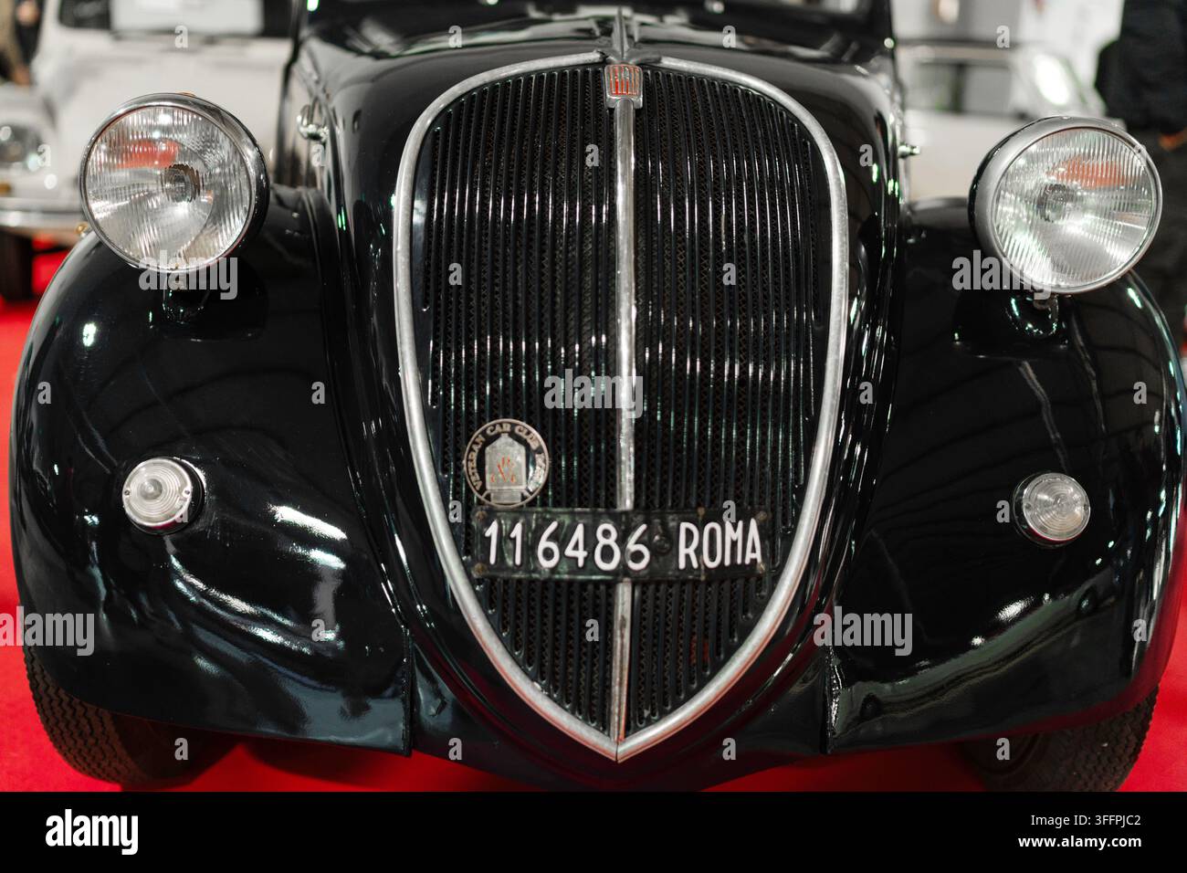 Milan, Italie - 12.11.2022 : Voiture vintage noire Jaguar XK120 lors d'un salon automobile. Exposition Milano Autoclassica Banque D'Images