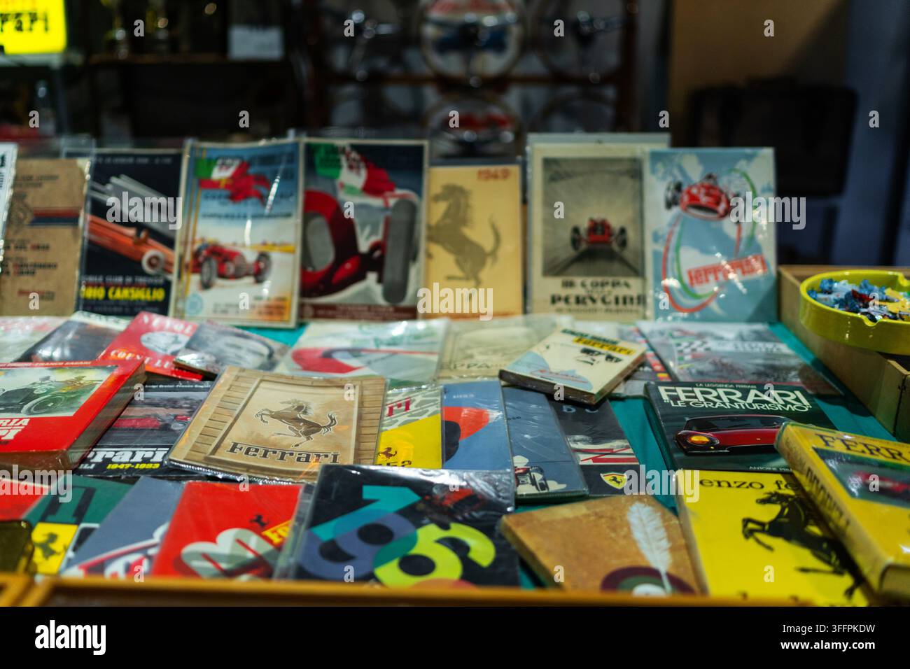 Milan, Italie - 12.11.2022 : Exposition d'une collection de livres vintage Ferrari. Exposition Milano Autoclassica Banque D'Images