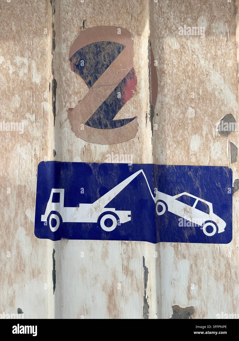 Panneaux "Interdiction de stationner" et "Remorquage" érodés sur un mur urbain usé à Anvers, Belgique - Image de stock capturée avec un smartphone