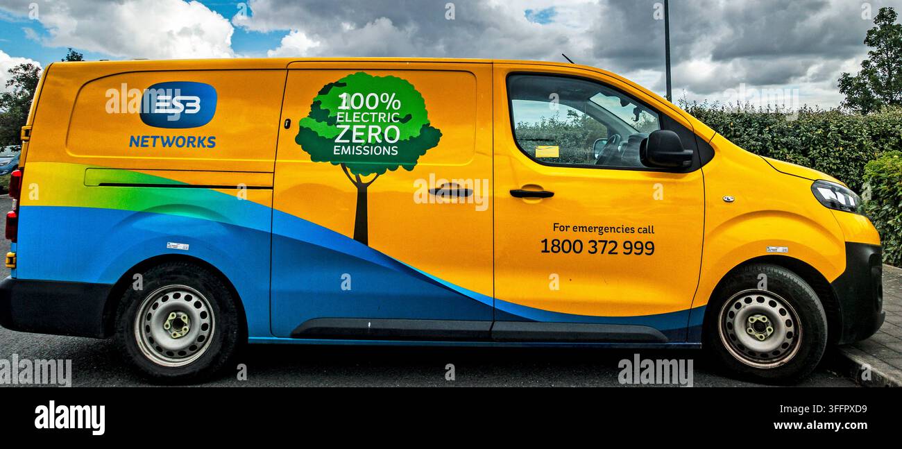 Camion de service 100 % électrique sans émissions d'ESB Networks garé à l'extérieur à Dublin, Irlande. Banque D'Images