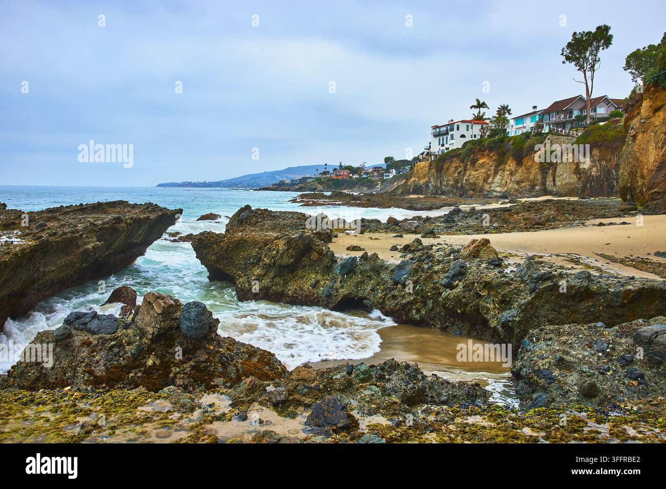 Maisons en bord de mer sur la côte rocheuse de Laguna Beach et la côte du Pacifique en Californie Banque D'Images