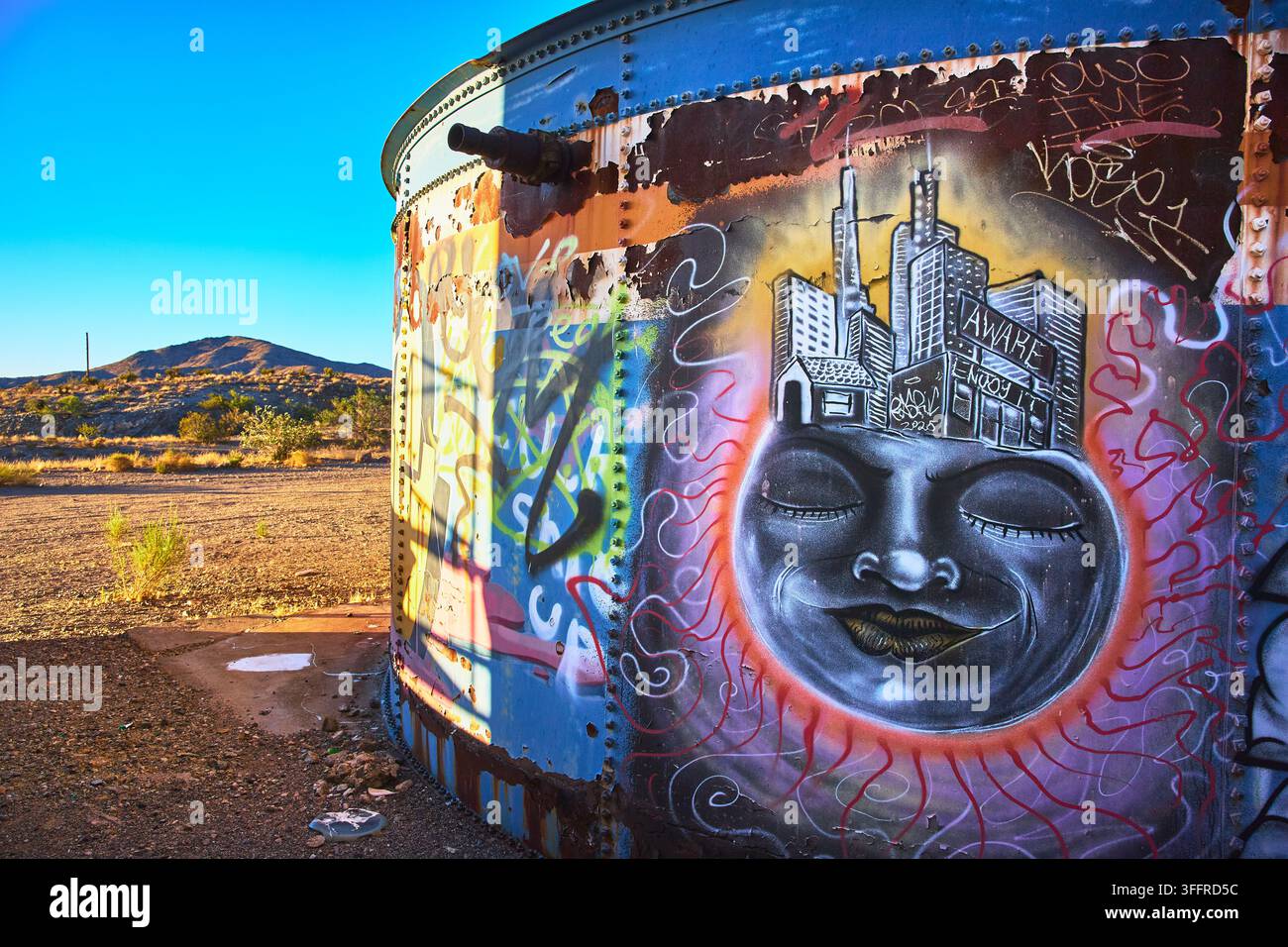 Art graffiti sur un réservoir abandonné de la Goldome Mill dans le désert de Mojave, Californie Banque D'Images