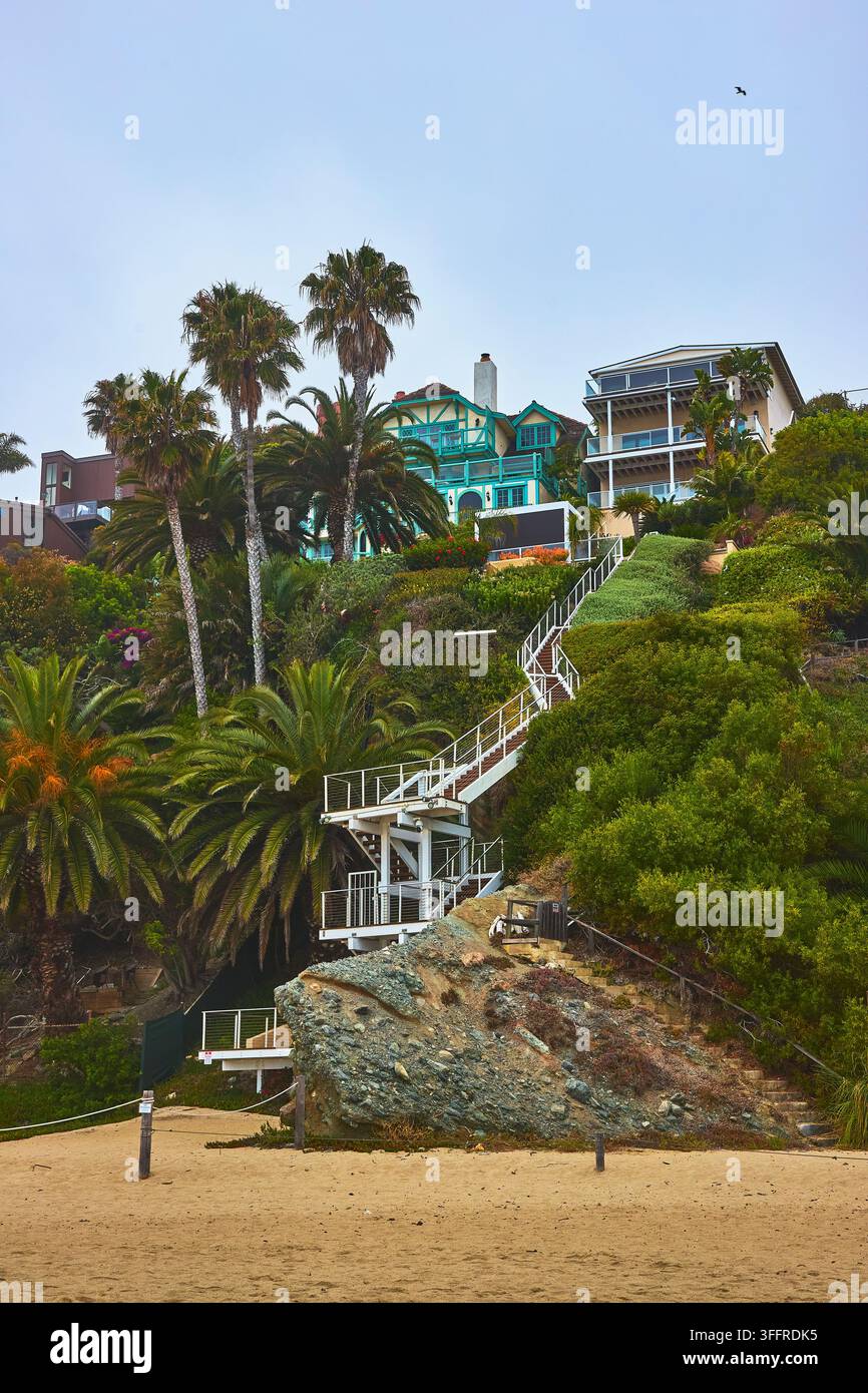 Escalier de Laguna Beach avec palmiers et maisons en bord de mer à Thousand Steps Beach Banque D'Images