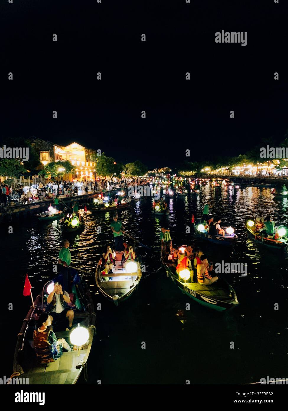 Bateaux traditionnels à lanternes sur la rivière la nuit à Hoi An, Vietnam Banque D'Images
