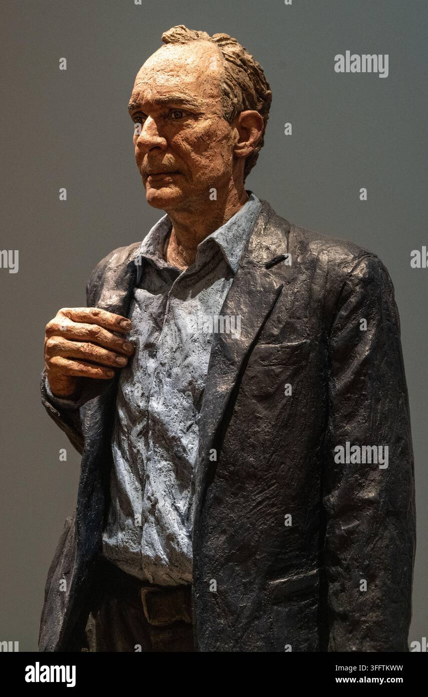 Sir Tim Berners-Lee, statue en bronze par Sean Henry à la National Portrait Gallery à Londres Banque D'Images