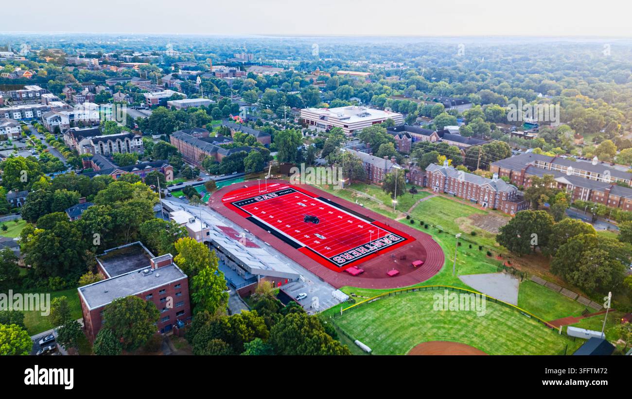 Atlanta, GA - 29 août 2025 : le stade Panther de l'université Clark Atlanta avec son terrain de football artificiel rouge distinctif sur le campus universitaire Banque D'Images