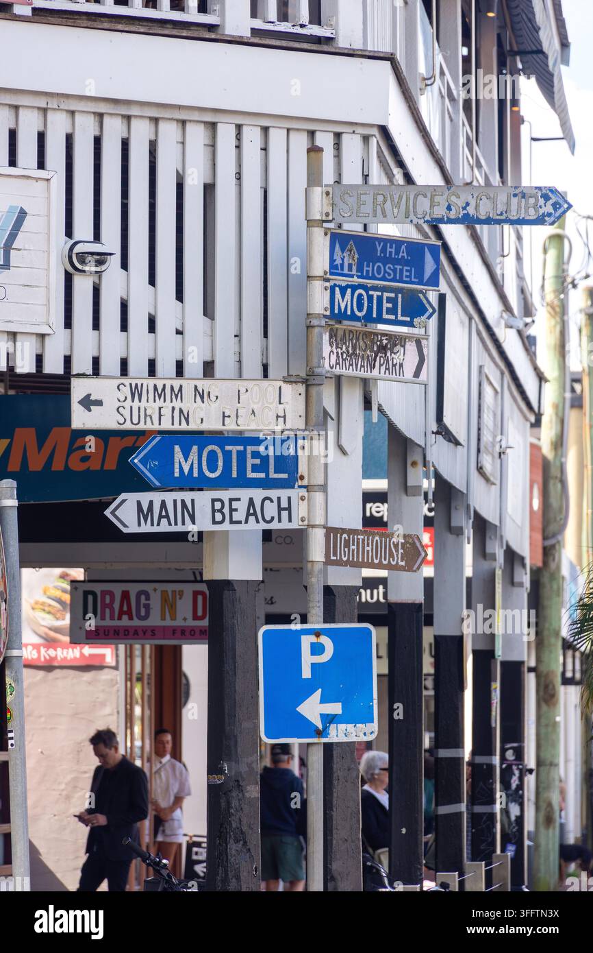 Panneau de signalisation au coin de Lawson et Jonson Street, Centre-ville, Byron Bay, Byron Shire, Nouvelle-Galles du Sud, Australie Banque D'Images