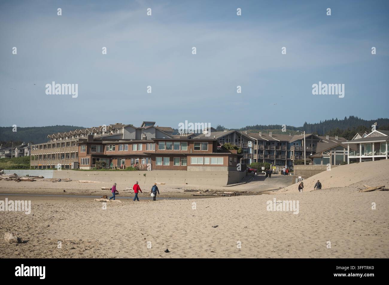 Maisons de plage et condominiums dans la ville côtière de Cannon Beach, Oregon Coast, États-Unis. Banque D'Images