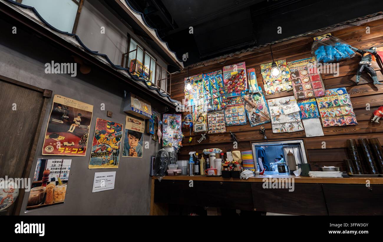 Jouets, affiches et décorations rétro japonais exposés dans le restaurant Ramen Kureha à Tsim Sha Tsui, Hong Kong Banque D'Images