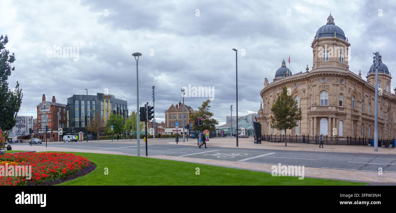 Vue panoramique du centre-ville de Hull telle qu'elle est vue depuis les jardins de la Reine. Rt-Lt : Musée maritime ; Princes Quay shopping ; loin à gauche : Burton Building ; Empress pub. Banque D'Images