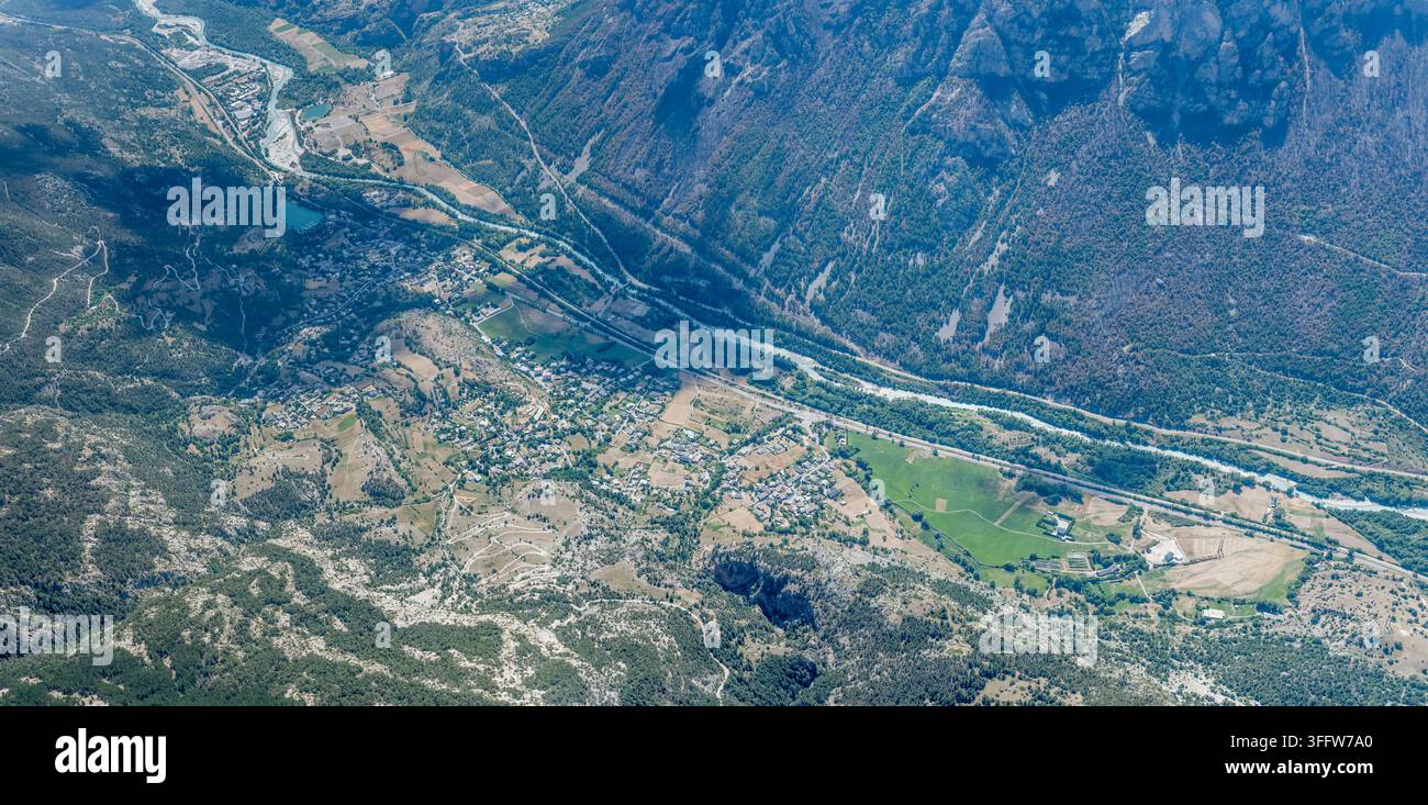 grand panorama aérien de la ville avec le village de La-Roche-de-Dame dans la vallée de la Durance vu du dessus, pris depuis un planeur en été en plein soleil Banque D'Images
