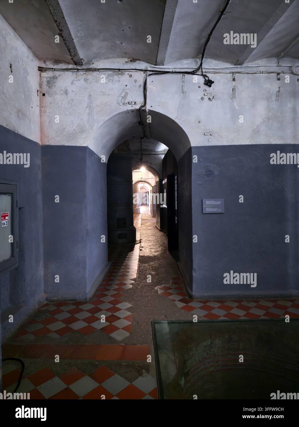 Couloirs sombres à l'intérieur de la prison du musée du Neuvième Fort à Kaunas, en Lituanie. - Image de stock capturée avec un smartphone