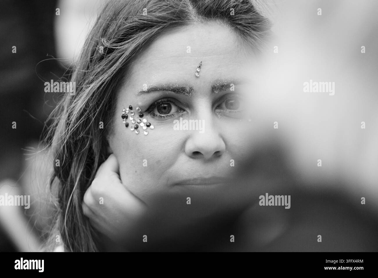 PORTRAIT D'UNE FEMME AVEC DES GEMMES SUR LE VISAGE À UN FESTIVAL, REPORTAGE, GREEN MAN FESTIVAL 2015, BRECON, WALES, UK, 2015 : Un portrait monochrome en gros plan du visage d'une femme orné de paillettes et de gemmes autocollantes autour de l'œil et sur le front. Photo : Rob Watkins. INFO : Le Green Man Festival a lieu chaque année dans les Brecon Beacons en août. Il célèbre la musique alternative, les arts, la littérature, la science et une culture familiale dans un magnifique cadre montagneux. L'événement de 2015 a commencé ensoleillé mais est devenu boueux avec la pluie nocturne des deux derniers jours. Banque D'Images