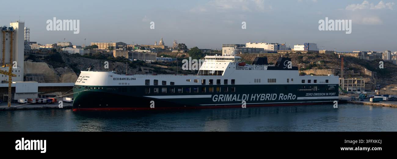 VALLETTA, MALTE - 11 JUIN 2026 : Panorama du ferry RoRo Eco Barcelona de la ligne Grimaldi Group Banque D'Images