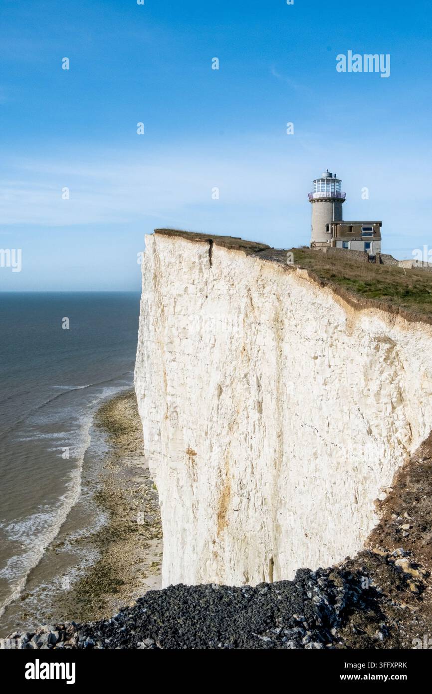 Le phare de Belle Tout est situé au sommet des falaises de craie blanches près de Birling Gap, East Sussex, Angleterre, Royaume-Uni Banque D'Images