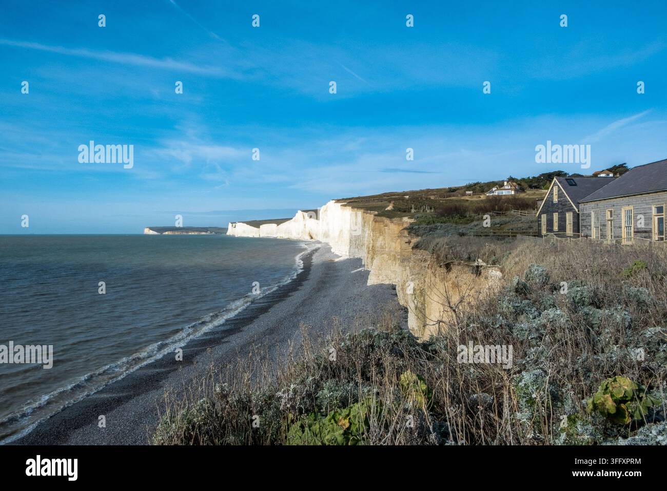 Les falaises de craie blanches des Seven Sisters s'étendent le long de la côte près de Birling Gap, East Sussex, Angleterre, Royaume-Uni Banque D'Images