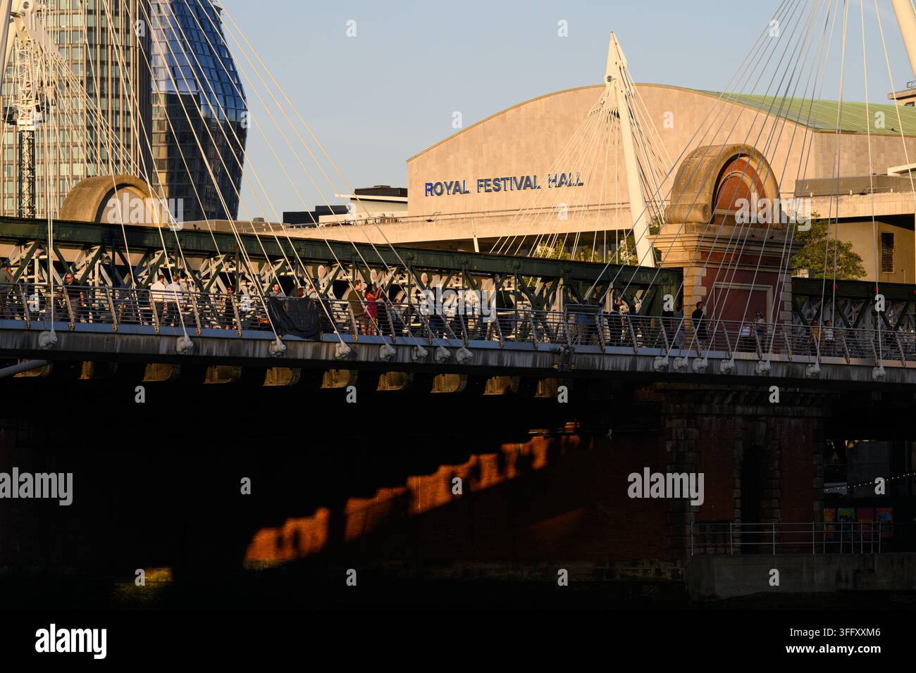 Passerselles du Jubilé d'Or, Londres, Royaume-Uni. 05 sep. 2026. Les passervelles du Jubilé d'Or au-dessus de la Tamise, également connues sous le nom de passervelles de Hungerford, avec le Banque D'Images