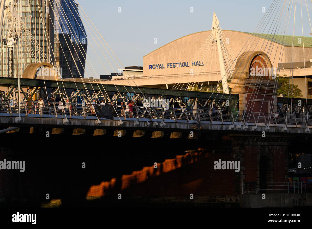 Passerselles du Jubilé d'Or, Londres, Royaume-Uni. 05 sep. 2026. Les passervelles du Jubilé d'Or au-dessus de la Tamise, également connues sous le nom de passervelles de Hungerford, avec le Banque D'Images