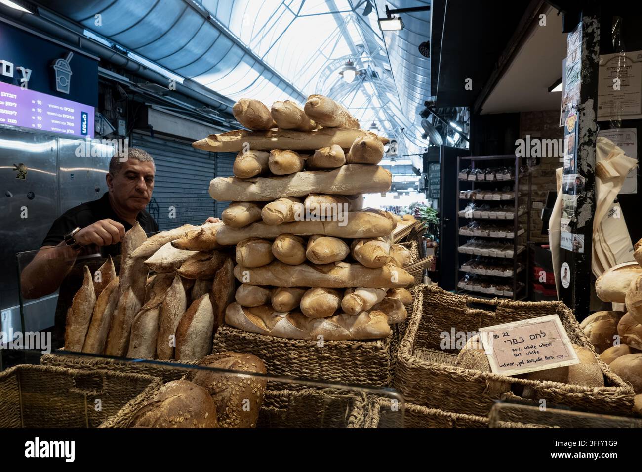 Jérusalem, Israël. 10 sep, 2026. Un acheteur achète un challa rond artisanal dans une boulangerie boutique du marché de Mahane Yehuda avant les célébrations de Rosh Hashanah qui débutent le 11 septembre 2026 au coucher du soleil. Le pain rond spécial est au centre du festin de la Nouvelle Année juive, symbolisant le cycle de la vie, la continuité et les prières pour une année douce et équilibrée à venir. Crédit : Nir Alon/Alamy Live News Banque D'Images