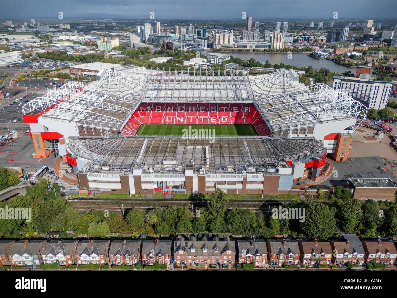 Le stade Old Trafford de Manchester United avec Salford Quays, MediaCity et le développement moderne du front de mer en arrière-plan. Banque D'Images