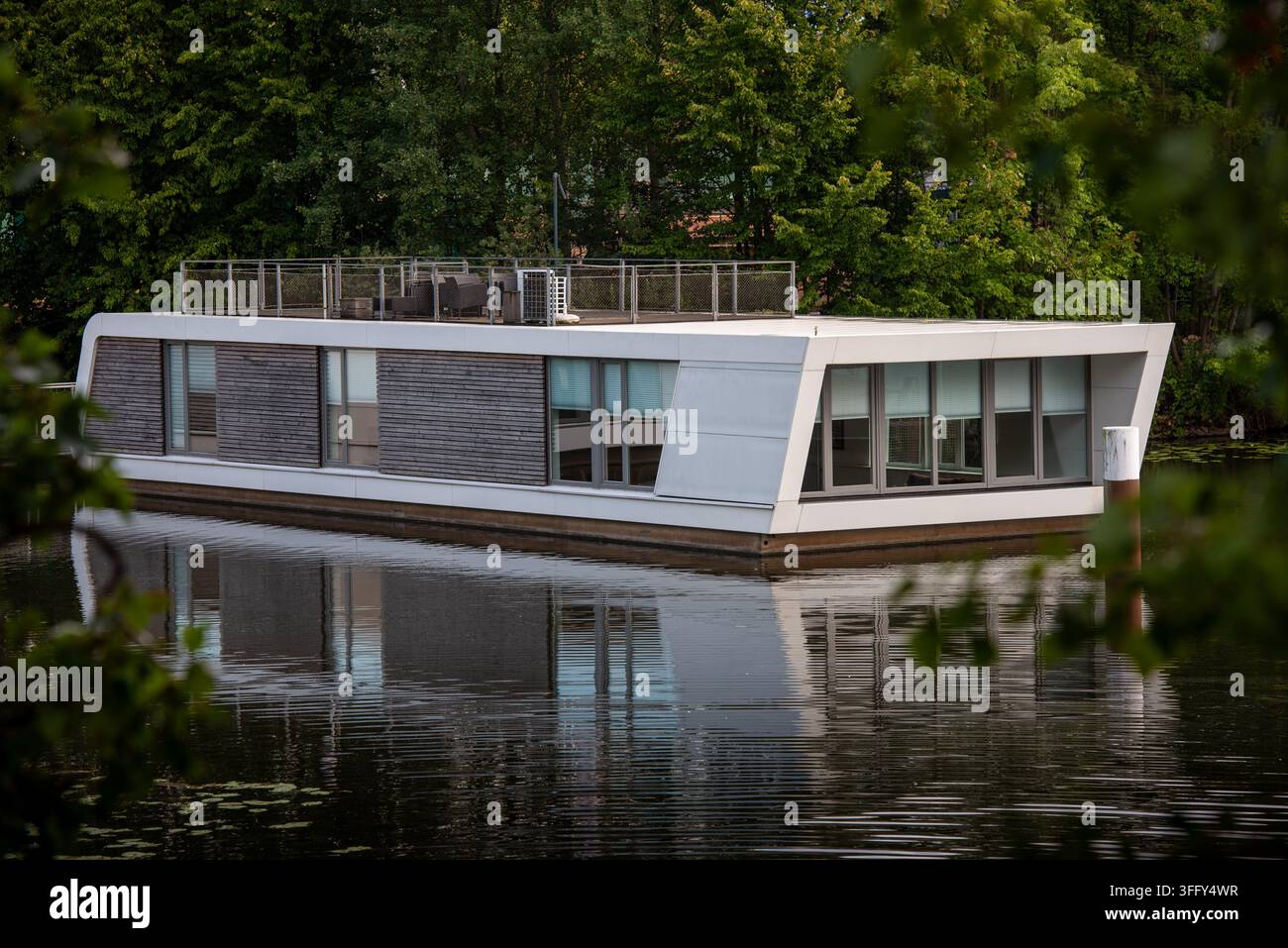 Péniche ou ‚maison flottante‘ amarrée dans une zone commerciale de Hambourg. Banque D'Images
