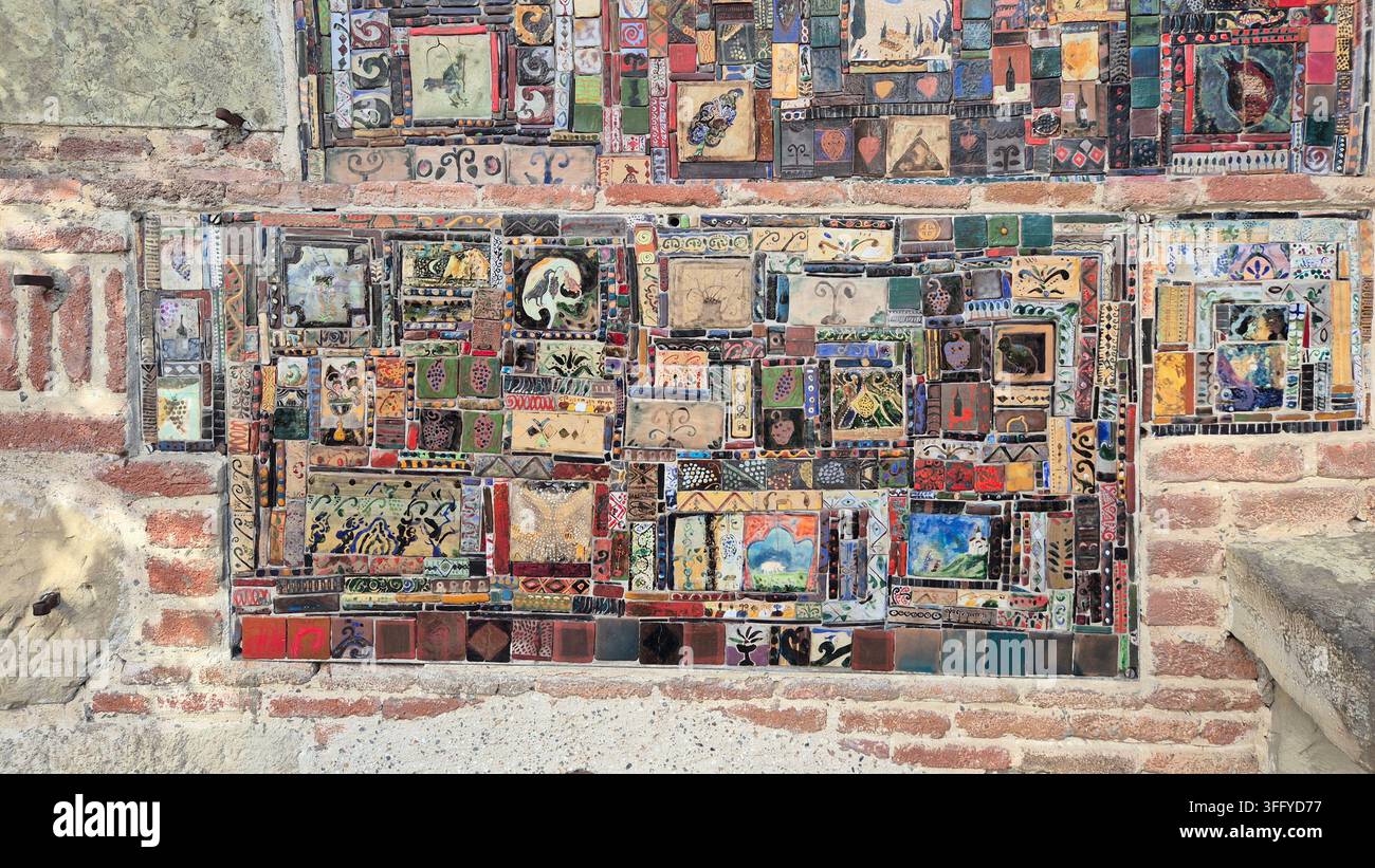 Carreaux mosaïqués et en céramique artisanaux sur le mur de la tour d'horloge de Gabriadze à Tbilissi, Géorgie - Image de stock capturée avec un smartphone